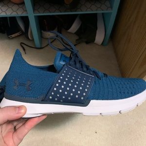 Women’s UnderArmour running shoes. Size: 7.5